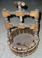 Dekoration / Deko / antike Weinpresse