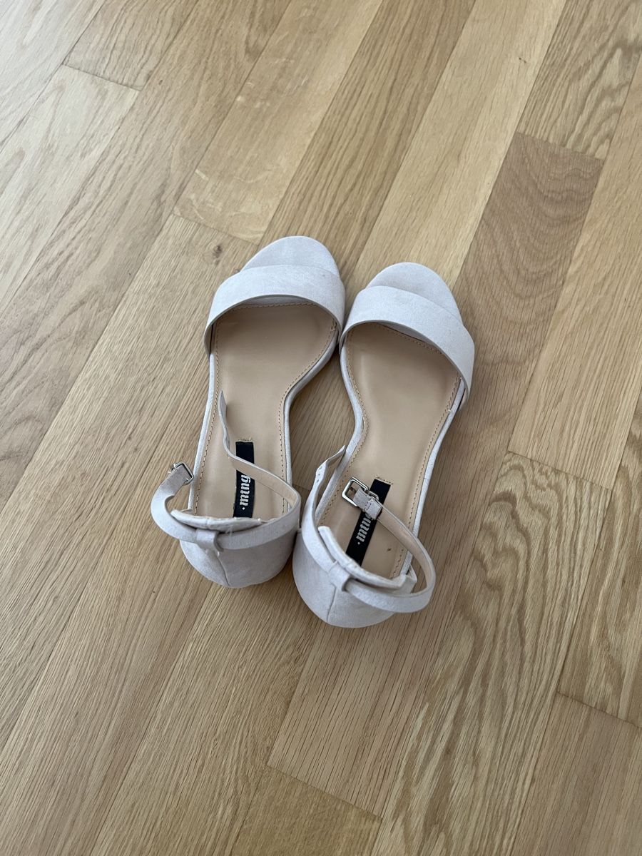 Damenschuhe: Sandalen beige Kunstleder Grösse 38 – Neu (gemäss Beschreibung) aus Urdorf von be_bravee