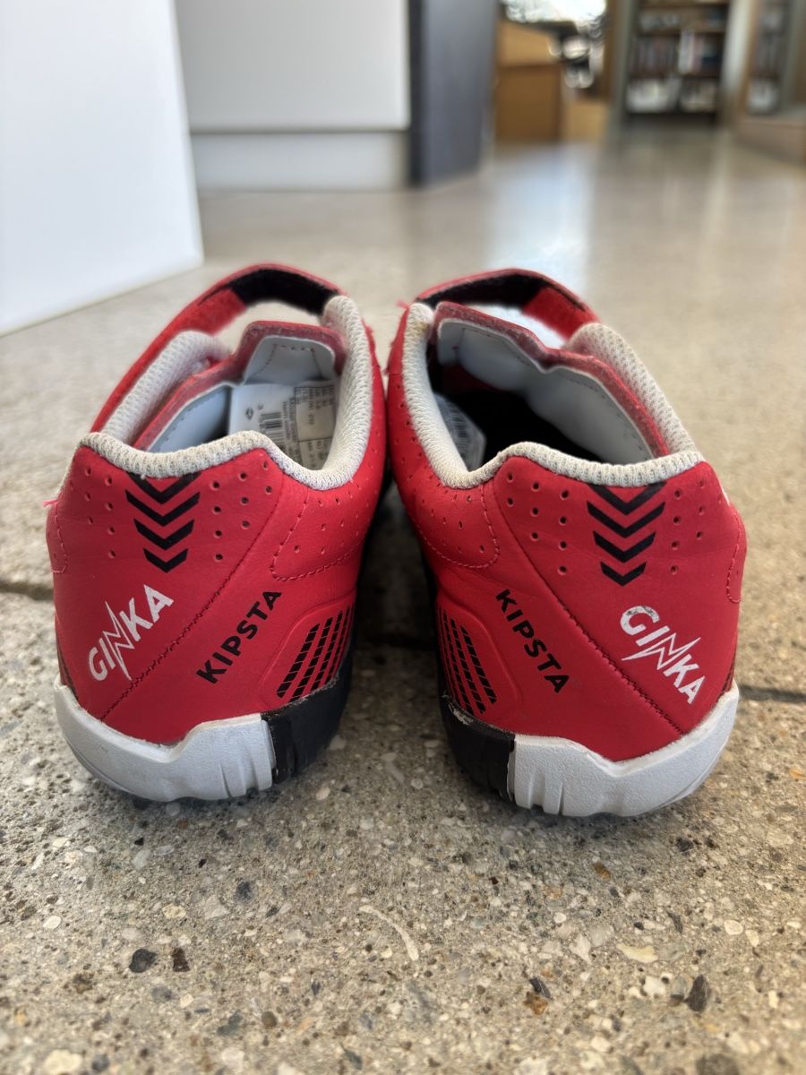 Decathlon Scarpe per ragazzi: Chaussures Kipsta Ginka rouges pointure 34 – Usato da Sion venduto da tchana77 1