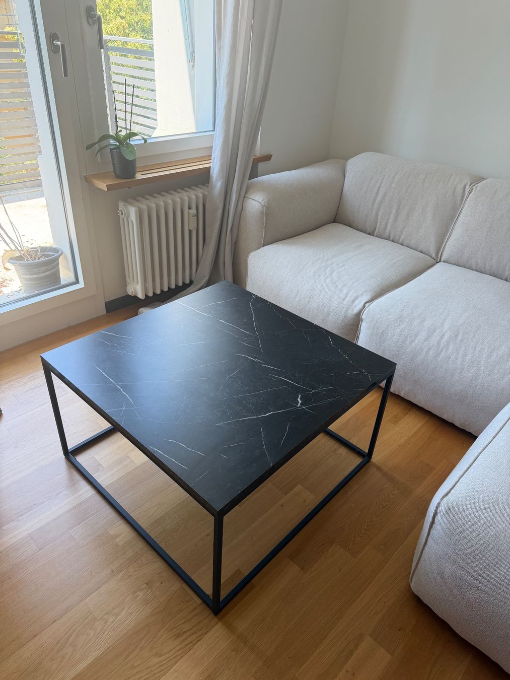 Tische: Moderner Couchtisch in schwarzer Marmoroptik – Gebraucht aus Zürich von Sydney20011 1