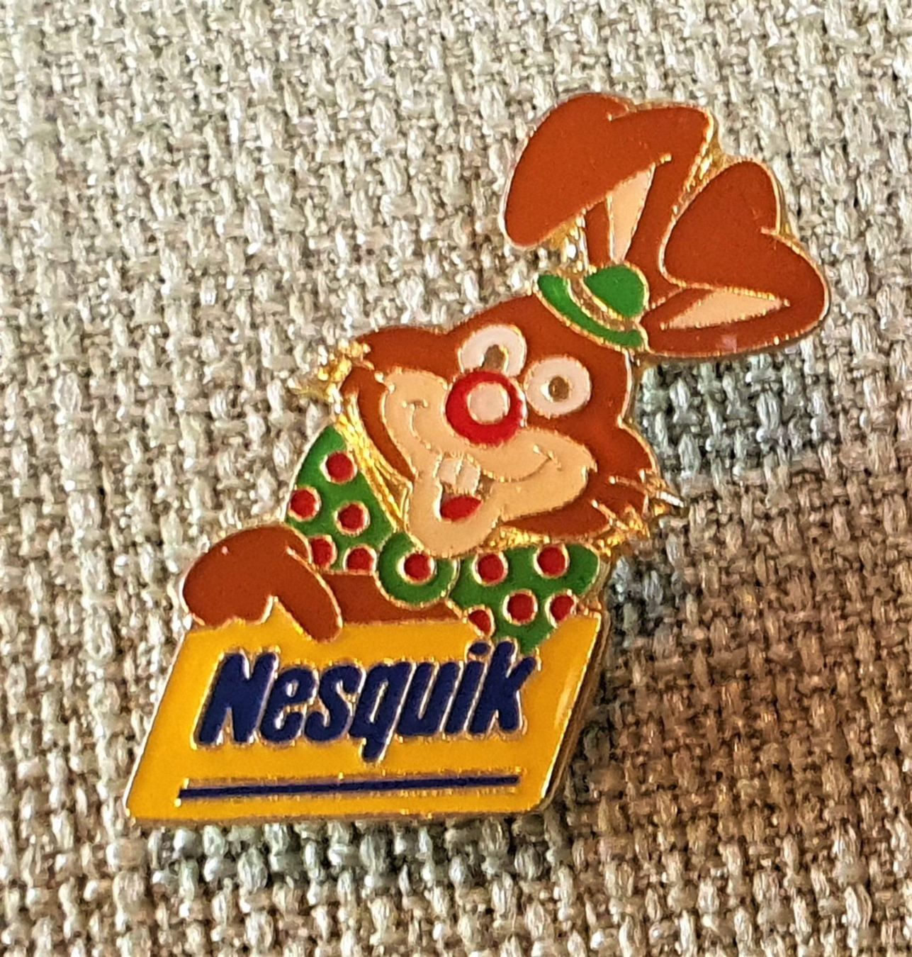 Placchette & Badge: K132 - Pin Nestle Nesquik Hase – Usato da Reinach BL venduto da Boston-Verkauf