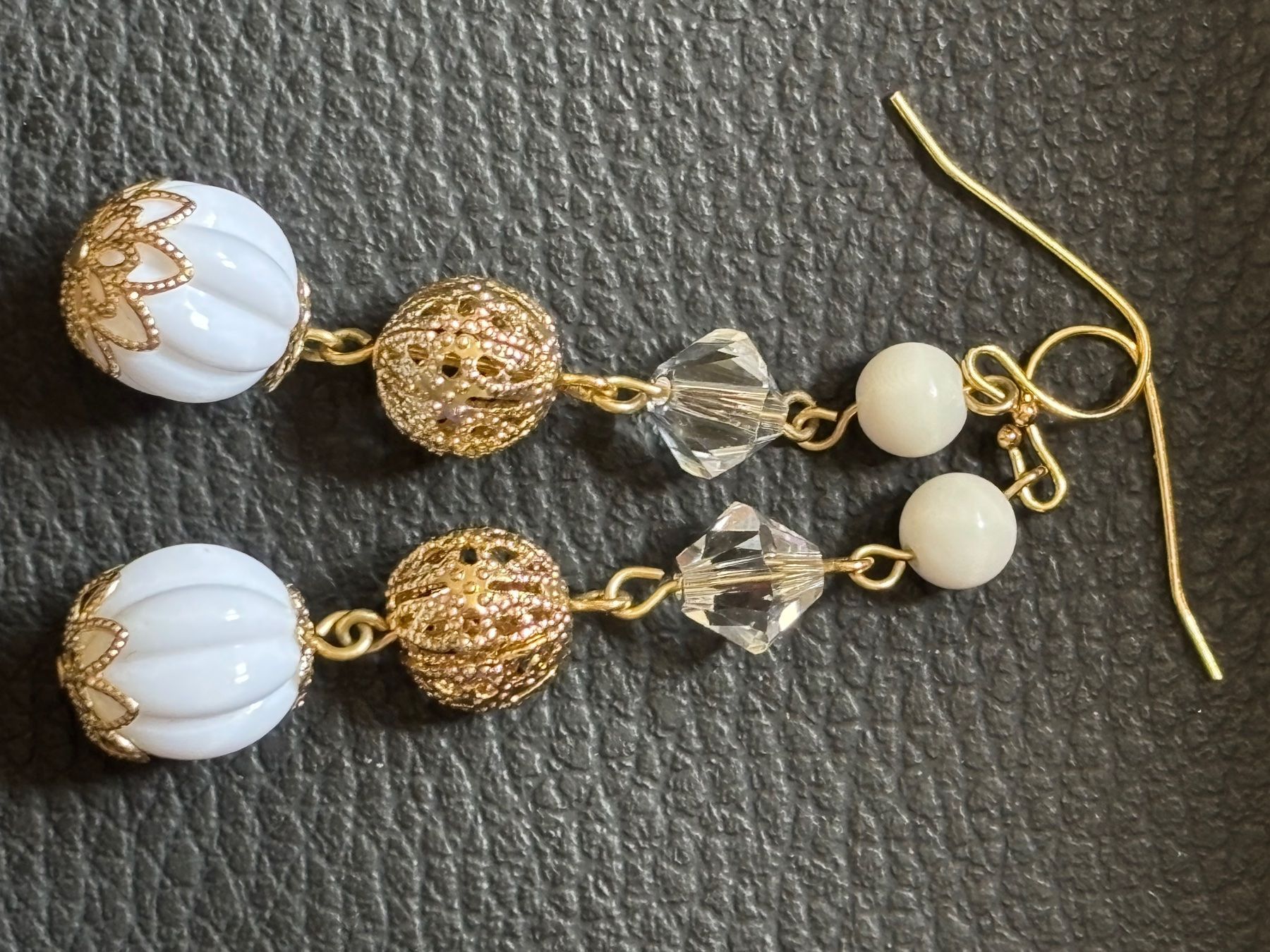 Boucles d'oreille: Boucles d'oreilles pendantes perles blanches et dorées – D'occasion à Peseux par CharmeCommerce 2