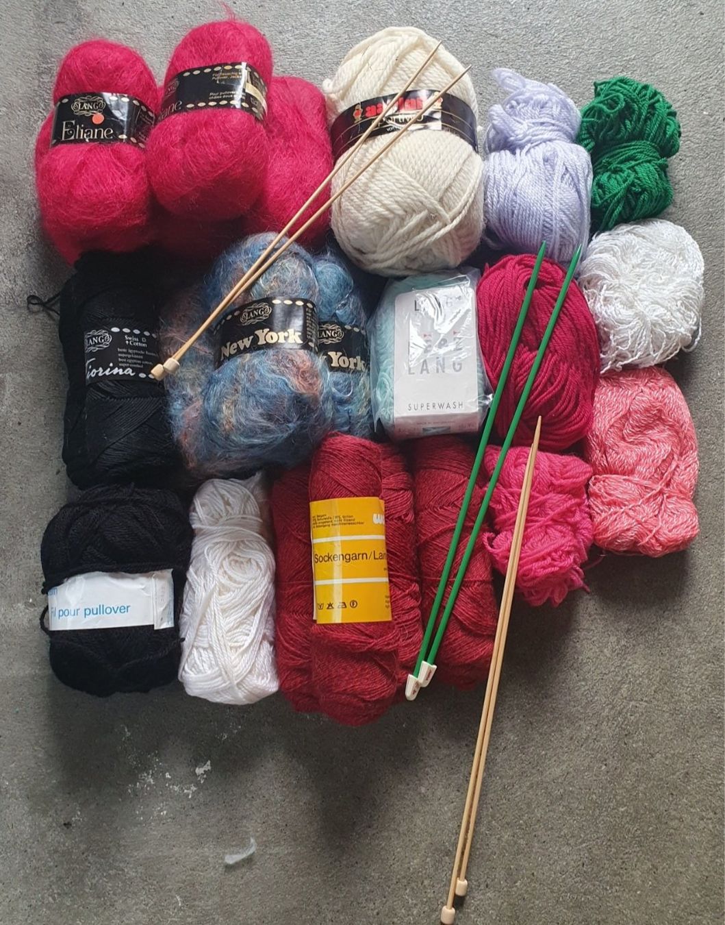 Wolle: Wolle/Garn mit Stricknadeln – Gebraucht aus Haag (Rheintal) von sch_2zy9