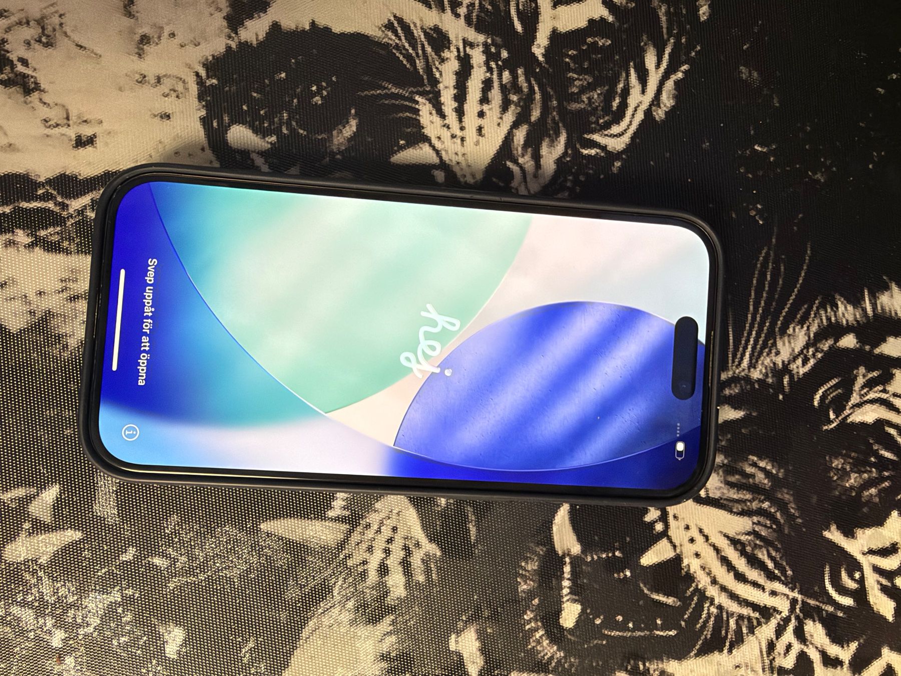 Apple Handys / Smartphones: iPhone 15 Pro con custodia in silicone colore blu scuro – Gebraucht aus Köniz von ges_786t 1