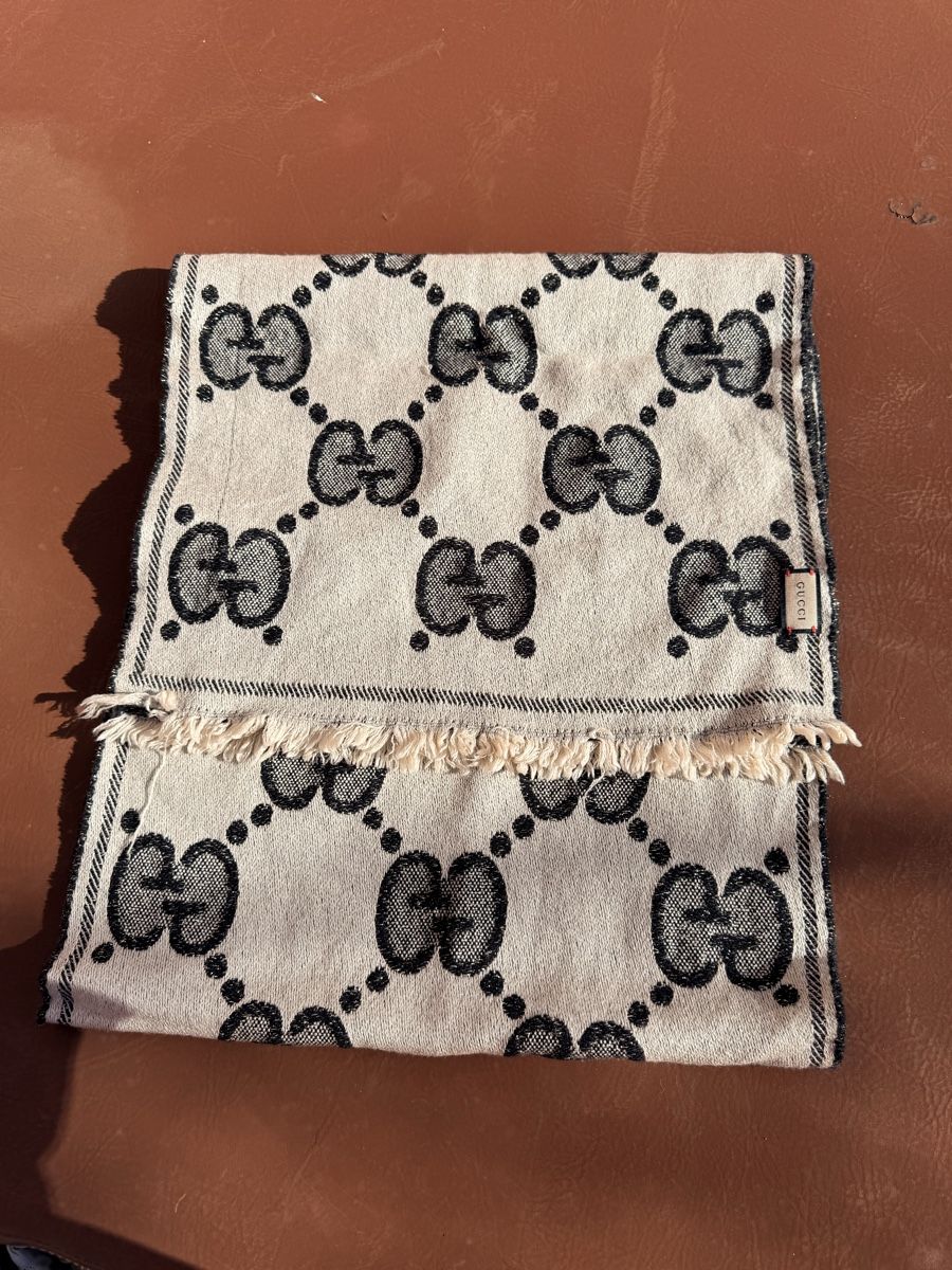 Gucci Foulard & Sciarpe: Écharpe Gucci très bon état! – Usato da Vétroz venduto da est_xyr5