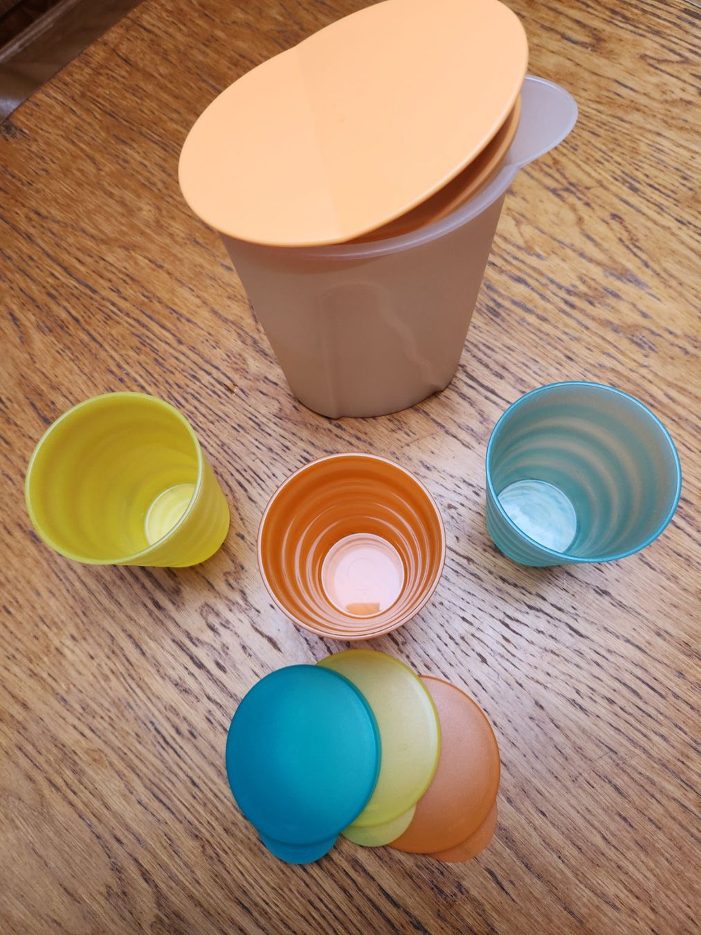 Tupperware Contenitori & Simili: Tupperware Krug, Orange  1l + drei Tupperware Becher m Decke – Usato da Gstaad venduto da Meiel2020 1