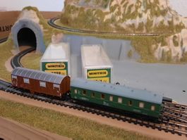 2 Stk. hübsche Minitrixwagen, Nr. 3061 & Nr. 3239, Spur N