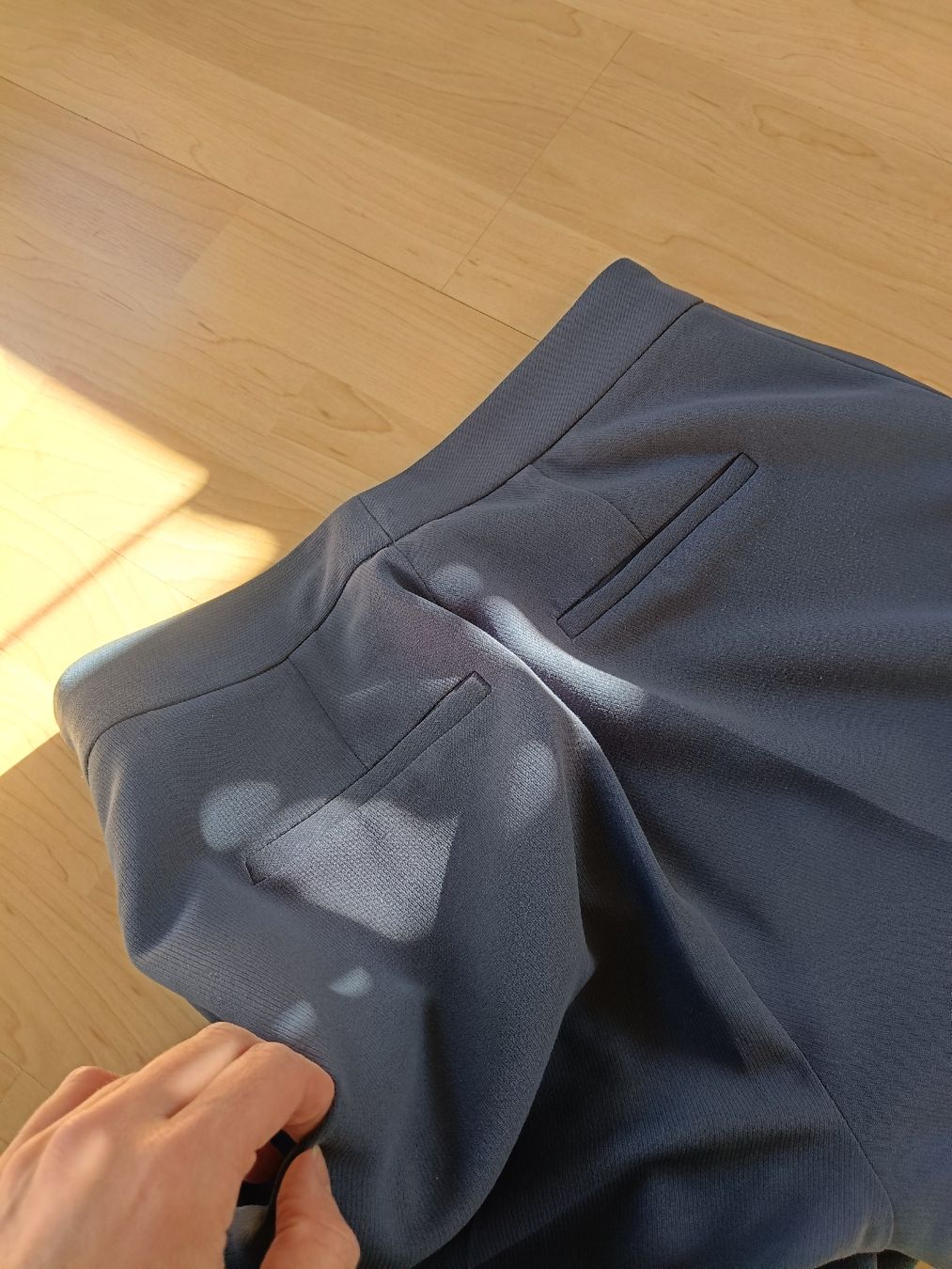 Pantaloni: Wunderschöne Stoffhose in der Farbe Taubenblau – Usato da Adliswil venduto da Vimovi 2
