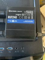 Teltonika RUT240 LTE Router mit Antennen und Kabeln