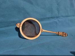 Antikes Teesieb in Messing-Optik mit Monogramm „CR“ – Vintag