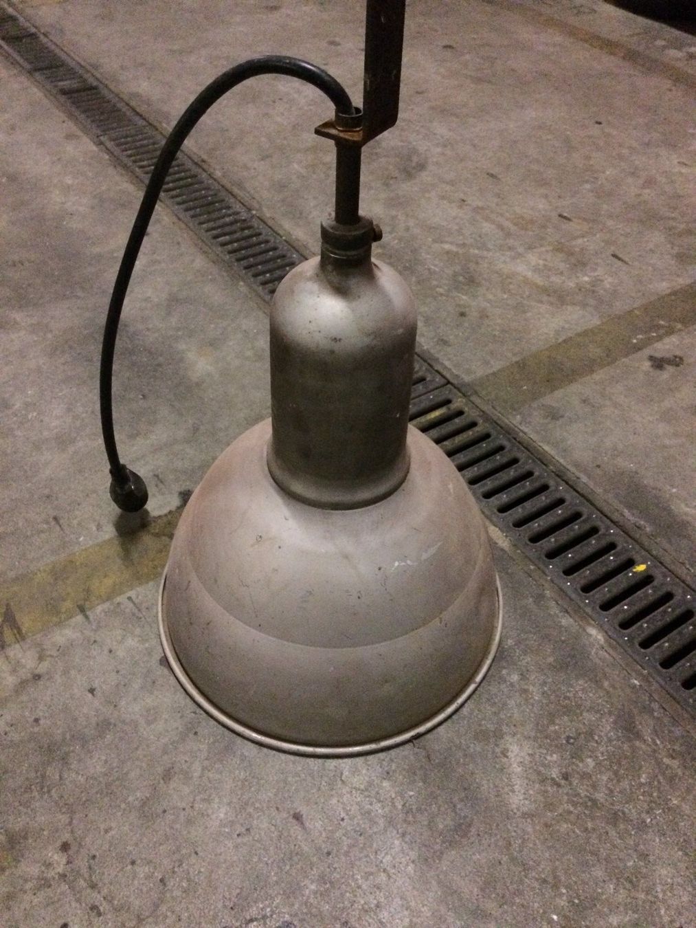 Kronleuchter & Deckenlampen: Industrie-Vintage-Lampe – Gebraucht aus Grenchen von Ihteul