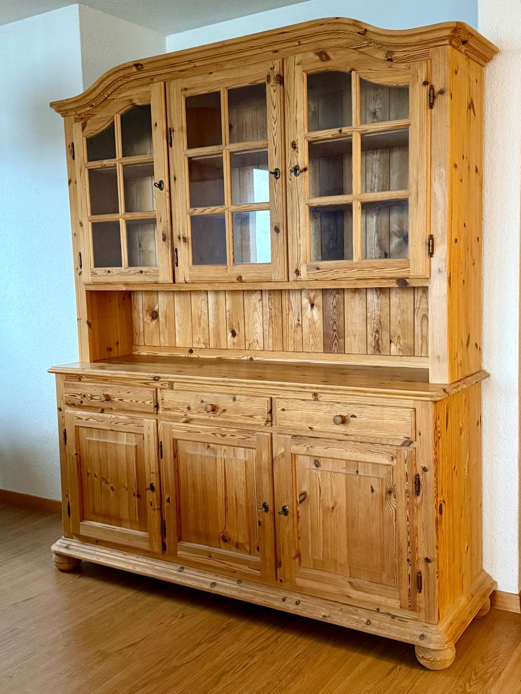 Buffets: Grosses Buffet aus massivem Kieferholz – D'occasion à Tschingel par holyhopper 4