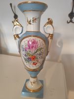 Vase urne en porcelaine bleu ciel – décor floral tulipe rose