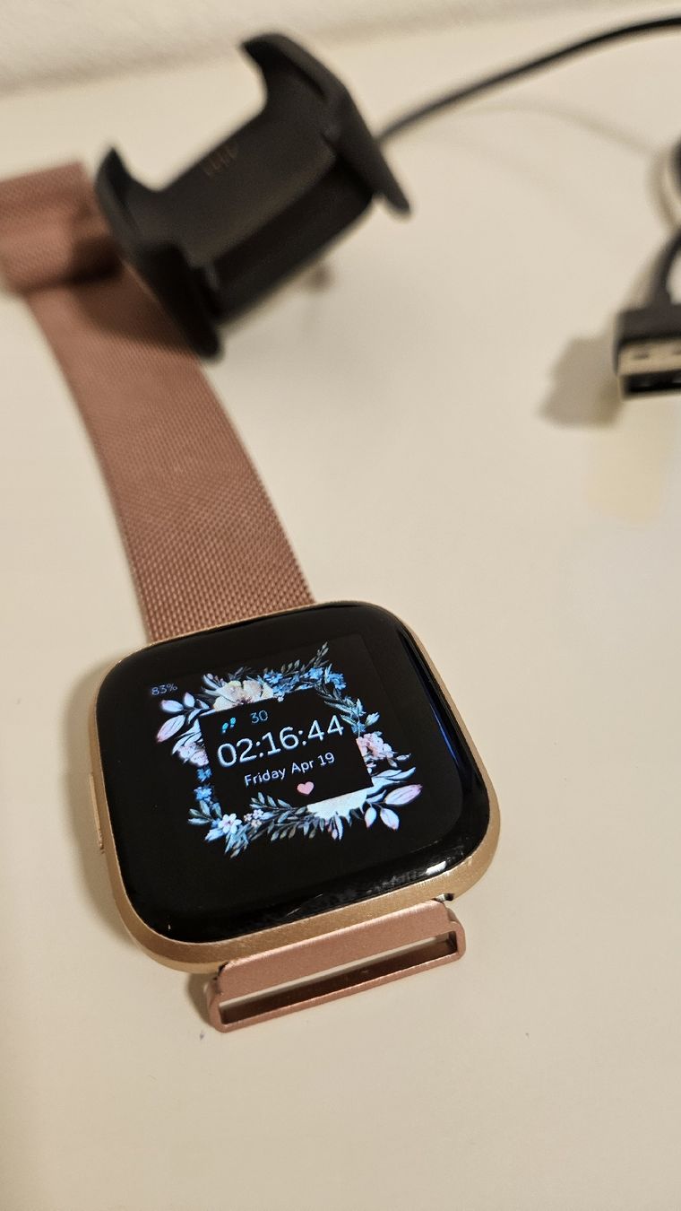 Fitbit Smartwatch: Fitbit Versa 2 Smartwatch mit Zubehör – D'occasion à Schaan par car_wrv2 5