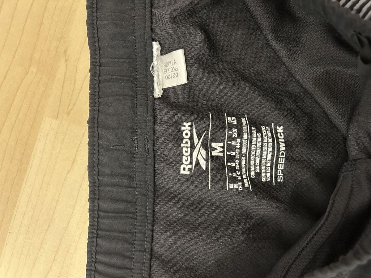 Reebok Pantaloni: Kurze Sporthose – Usato da Alikon venduto da va.ga 2