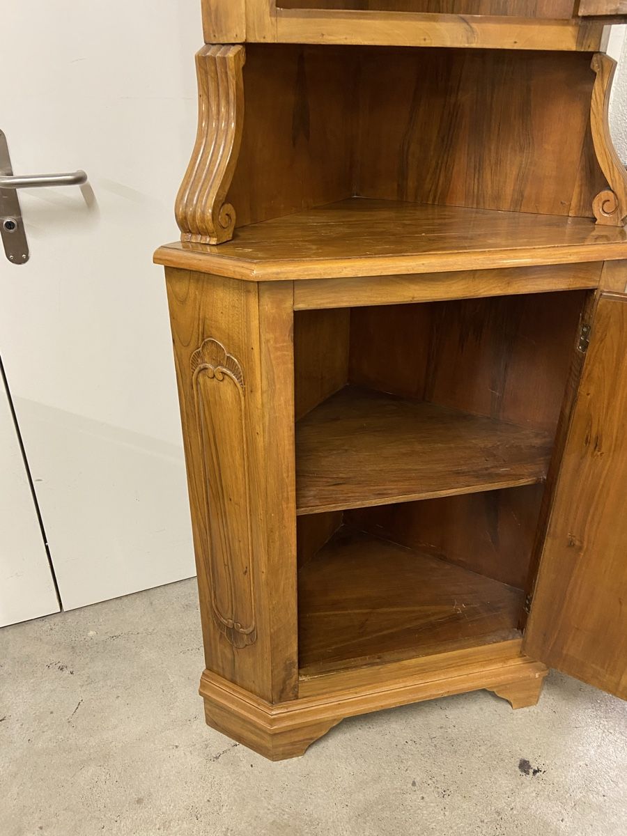 Vitrines: Alte Eckvitrinenschrank Nussbaumholz geschnitzt – D'occasion à Dietikon par brocki-eyra 2