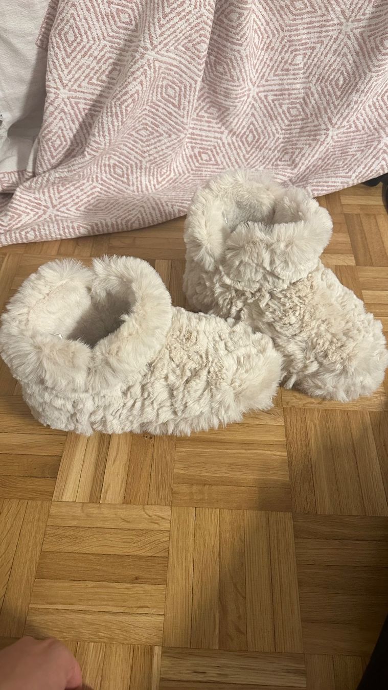 Chaussures femmes: Kuschelpantoffeln – Neuf (Voir description) à Stäfa par D_V_AS_12 1