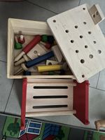 Werkzeugkasten aus Holz mit Schrauben und Werkzeugen.