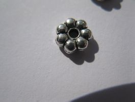 50 Metallperlen Daisy, Zwischenperle, Gänseblümchen, 6x2mm