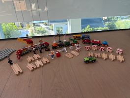 Brio Holz Eisenbahn: Konvolut mit Zügen, Helikopter, Figuren
