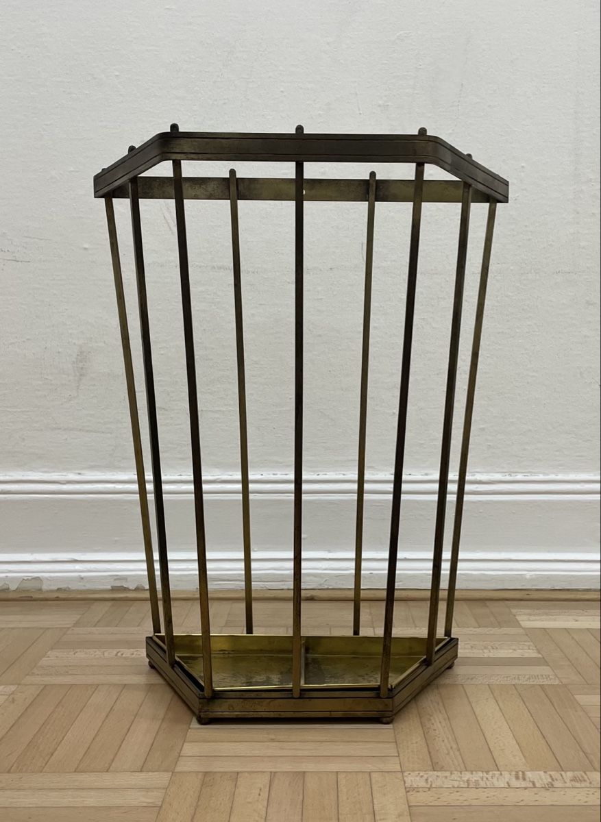 Sonstige Büroeinrichtungen: Schlichter Art Deco Messing Schirmständer Wandschirmständer – Gebraucht aus Zürich von Vintagewiesel 2
