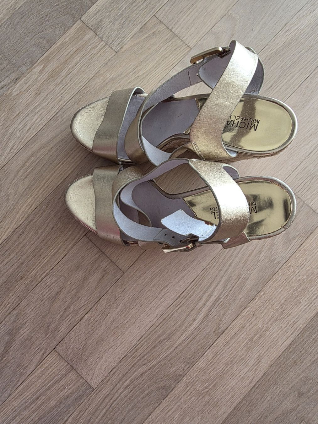 Michael Kors Damenschuhe: Sandales compensées Michael Kors dorées, état correct – Neu (gemäss Beschreibung) aus Lausanne von Marthe53 3