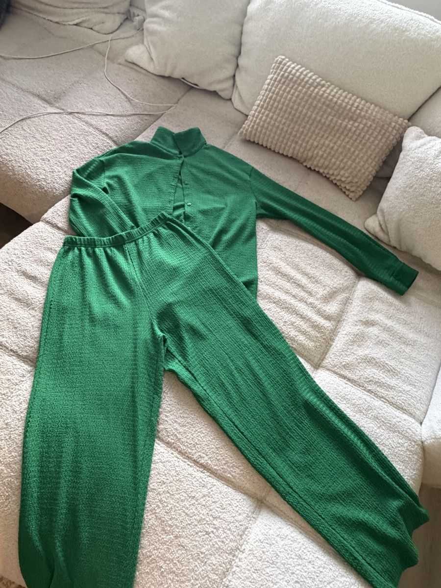 Lots de vêtements: Set Oberteil und Hose grün Grösse M  – D'occasion à Benken SG par sar_9dsn