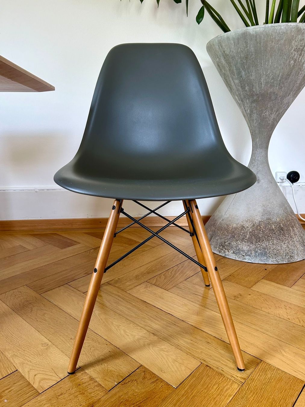 Vitra Sedie: Eames Plastic Side Chair DSR - Vitra, Basalt – Usato da Bern venduto da mo04 1