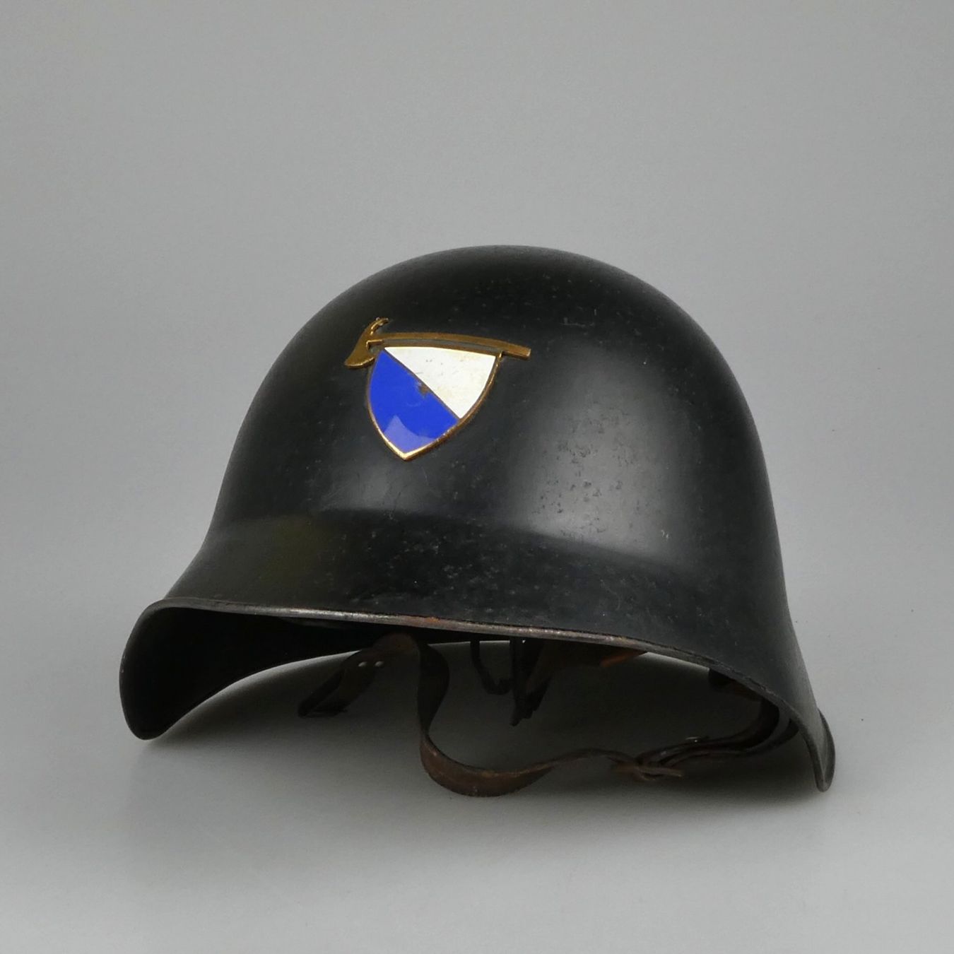Feuerwehr: Schweizer Feuerwehr-Stahlhelm – Gebraucht aus Volketswil von brockipfannenstil