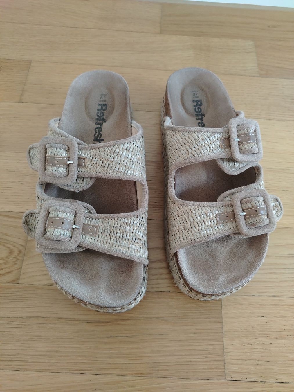 Damenschuhe: Damen Pantoletten Sandalen Beige – Gebraucht aus Winterthur von mon_2yxl
