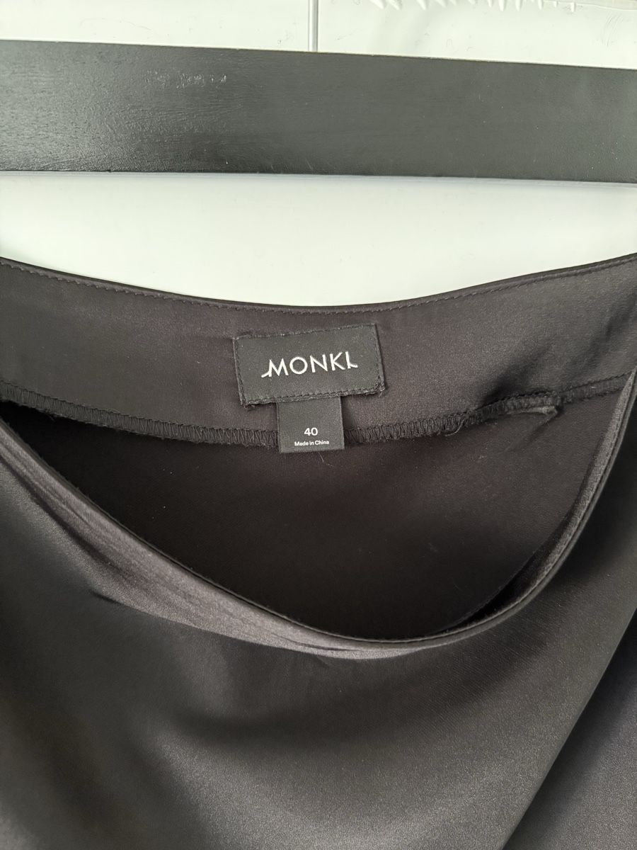 Monki Röcke: Monki Satin Rock schwarz Midi Grösse 40 – Gebraucht aus Lugano von rebecca.wardrobe 3