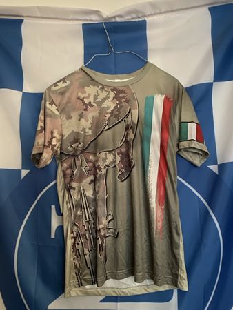 Militär T-Shirt mit Italien Flagge – neuwertig, Grösse xs