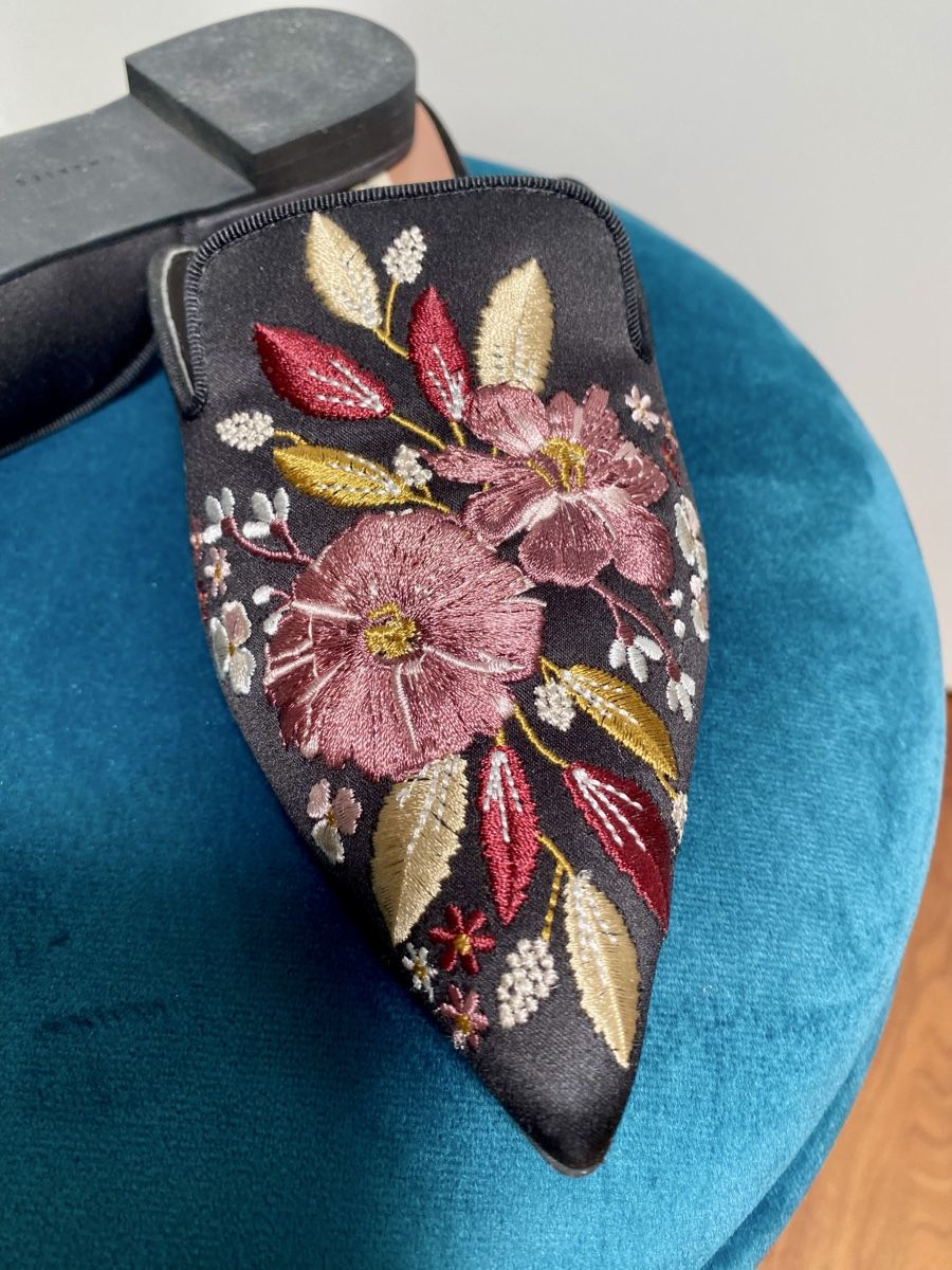 Scarpe da donna: Charles & Keith Mules, Schwarz, Blumenmuster🌸 – Nuovo (secondo la descrizione) da Wettswil venduto da Elsol 1