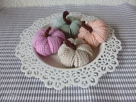 4 kleine Deko Kürbisse in Pastellfarben neu