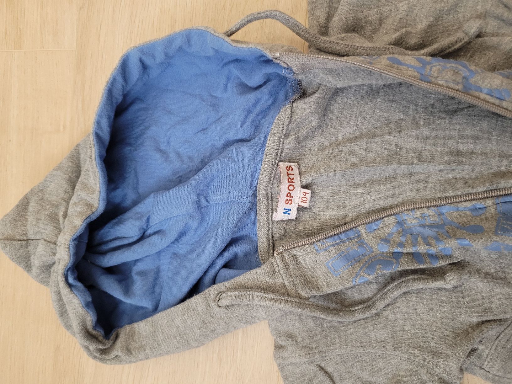Camicette, T-shirt & Top: cooles Shirt/Jäckli Gr. 104 – Usato da Lupsingen venduto da sta_wgg5 1