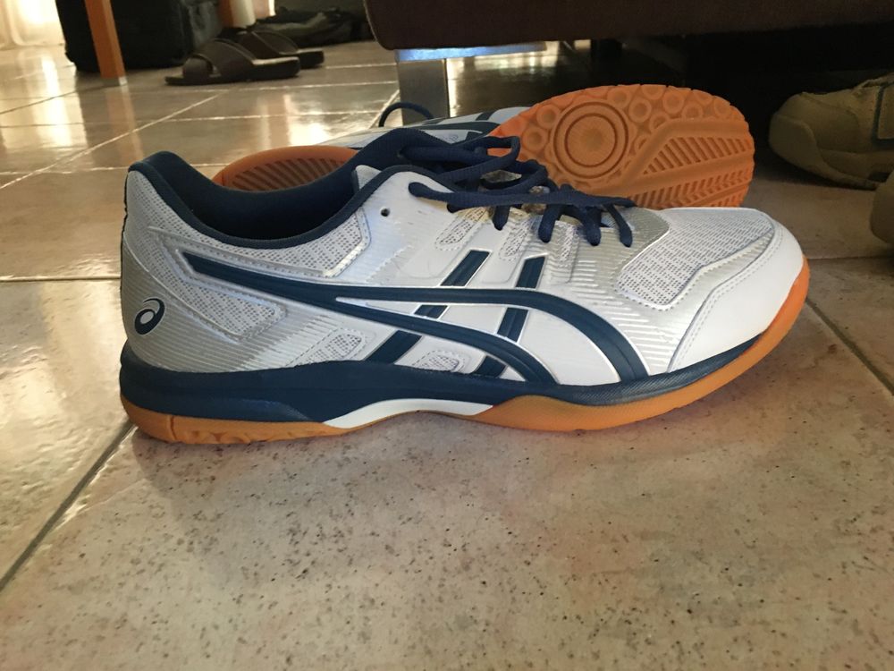 gel rocket 9 badminton