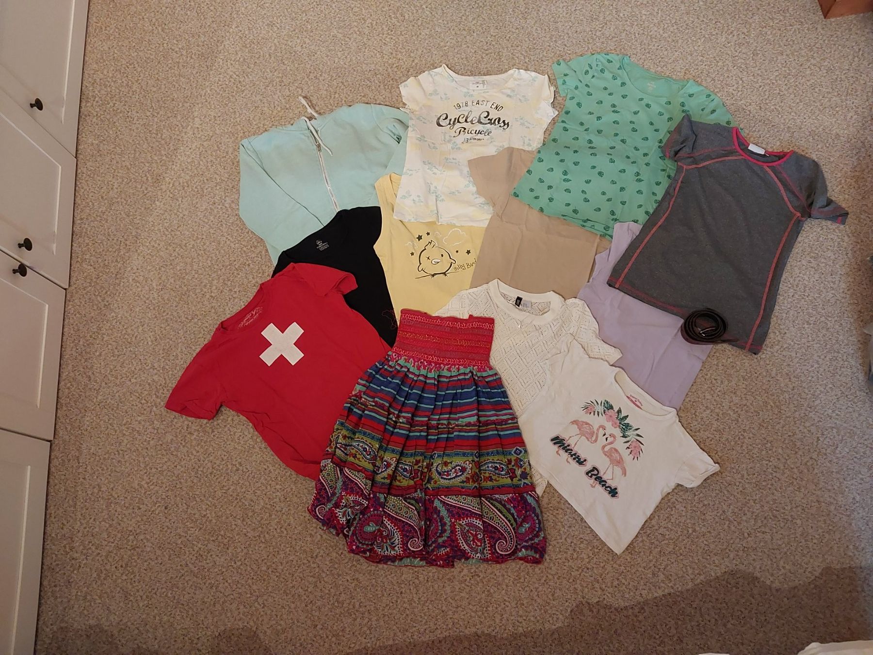Lotti & Set di vestiti: Lot de t shirts + 1 jupe + 1 pullover taille 152 – Usato da Gingins venduto da danolive