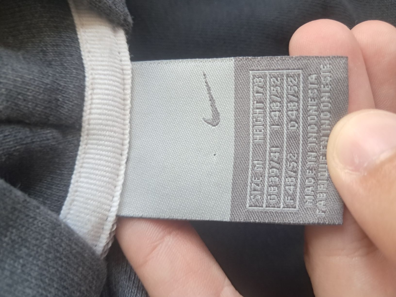 Nike Pullover & Sweatshirts: Nike Pullover mit Kapuze Grau  – Gebraucht aus Biel/Bienne von sof_yx5y 1