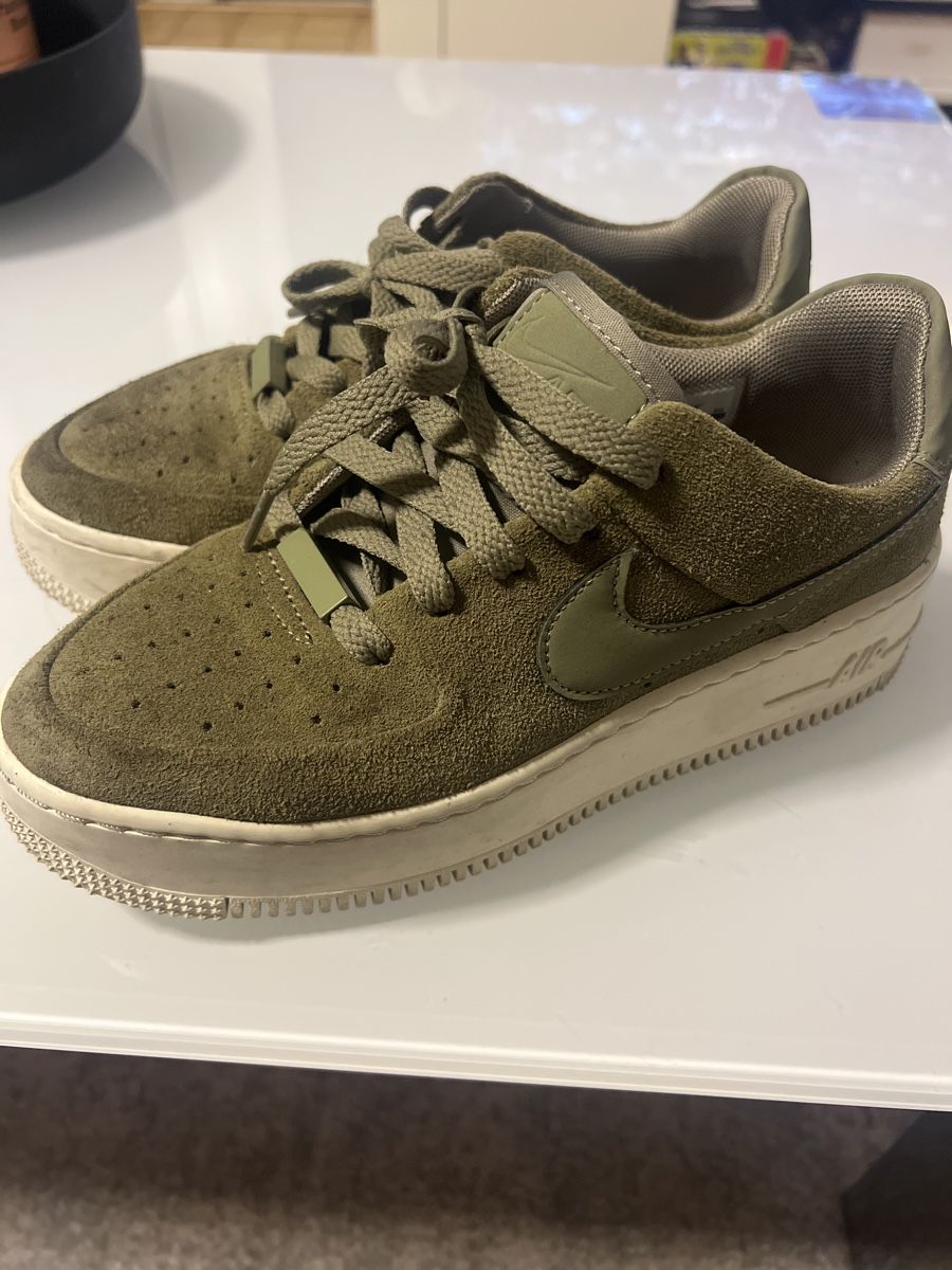 Nike Scarpe da uomo: Airforce olivgrün – Usato da Basel venduto da tvende