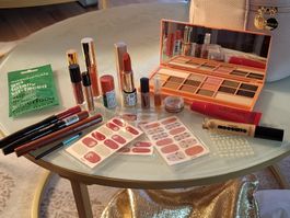 Kosmetik Set Lippenstifte Lidschatten Glosse Nagelfolien 