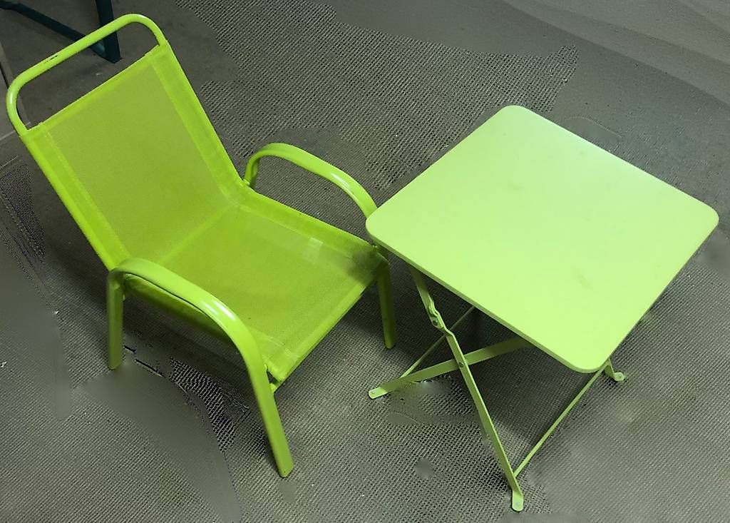 Set di tavolo e panche: Kindertisch, Kinderstuhl – Usato da Wigoltingen venduto da wil_tx6p