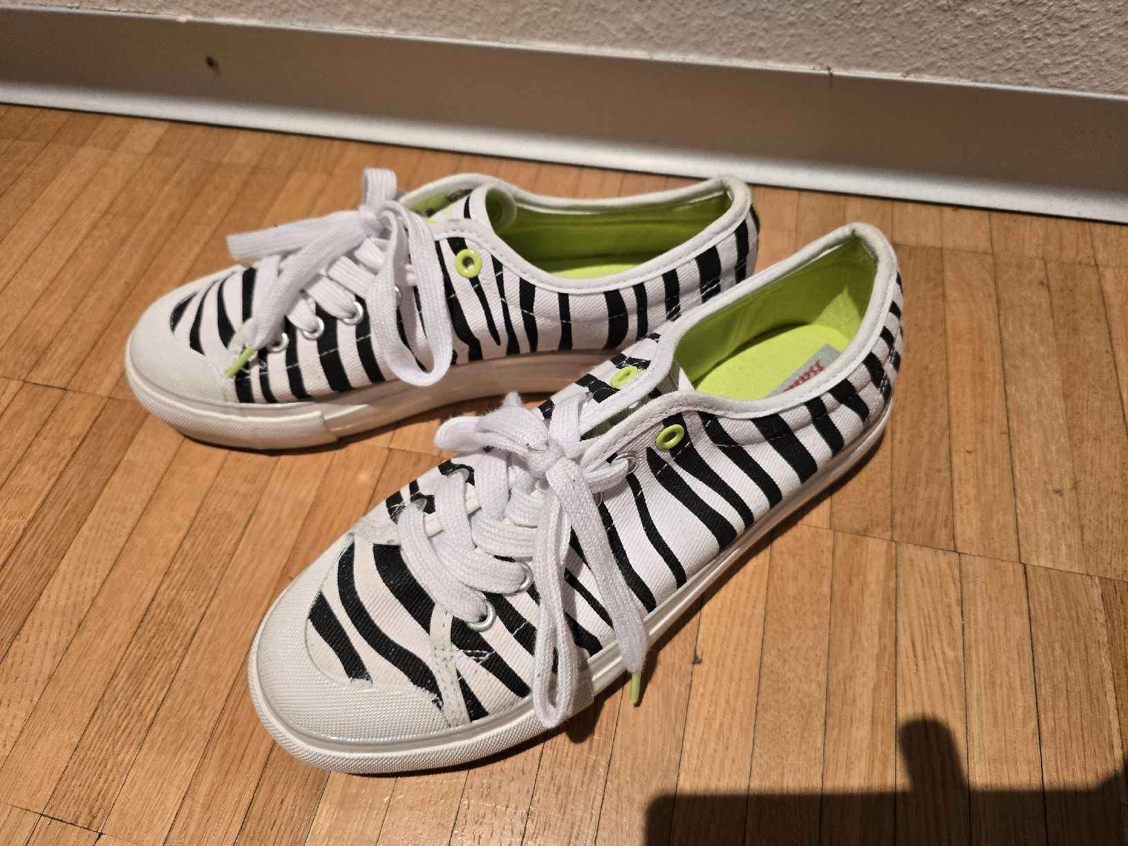 Scarpe da donna: Coole Zebra Sneaker Gr. 39 – Usato da Laufenburg venduto da may_r2st