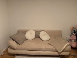 Sofa beige ausziehbar mit Kissen in gutem Zustand
