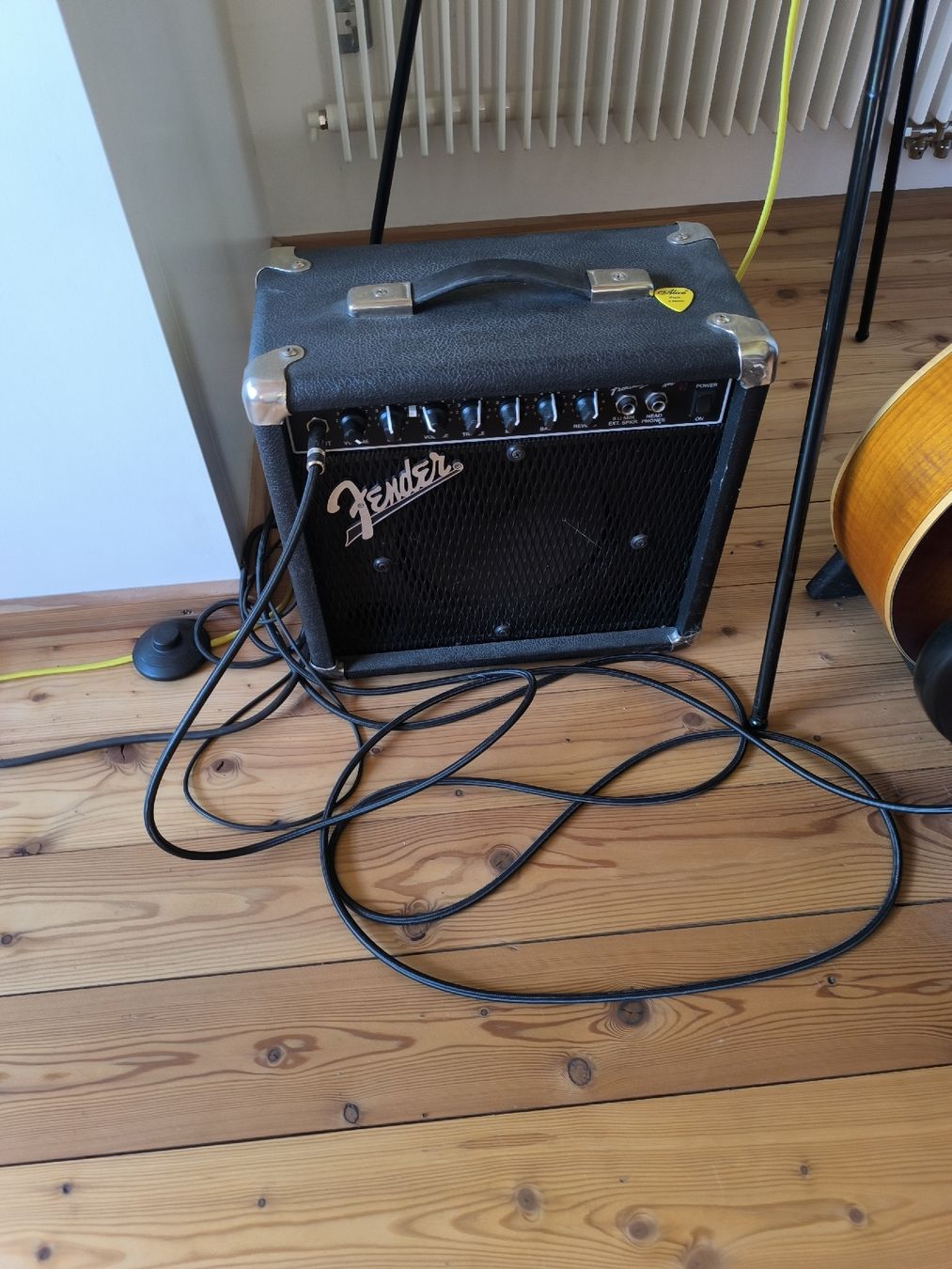Thomann Strumenti musicali: DREI GITARREN MIT DIVERSEM ZUBEHÖR  – Usato da Paspels venduto da shifter 4