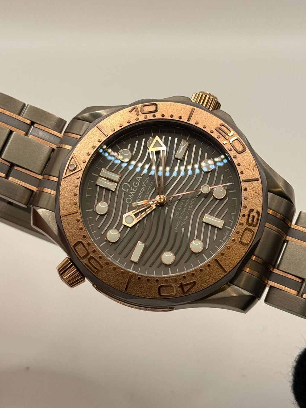Omega Orologi: Omega Seamaster Diver 300M Titanium Bronze Gold – Usato da Bottens venduto da Evergold.ch 2