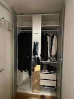Grosser Kleiderschrank mit Spiegeltüren – viel Stauraum –
