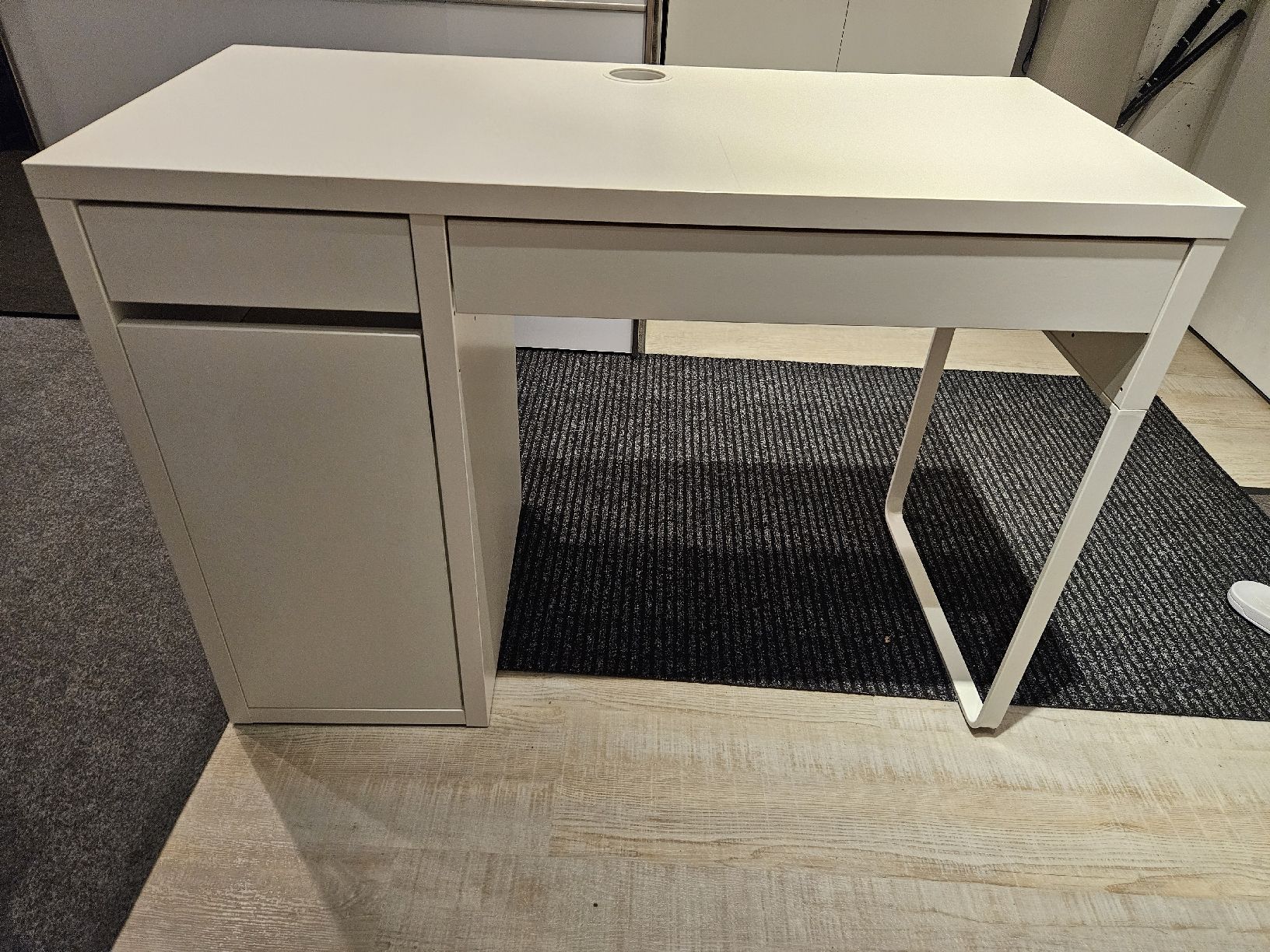 Schreibtische: Ikea Schreibtisch / Pult Micke – Gebraucht aus Hinwil von 97