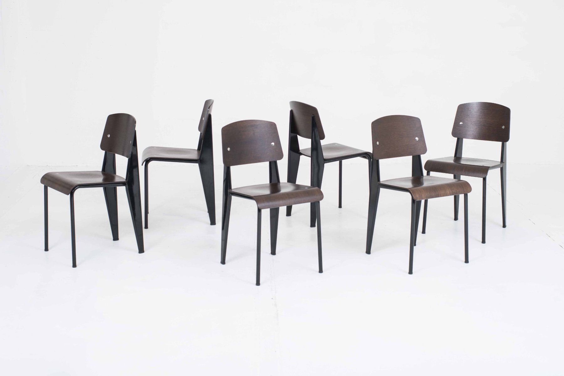 Vitra Sedie: Vitra Standard Stuhl von Jean Prouvé, dunkle Eiche & Schwarz – Usato da Zürich venduto da STUZH38 1
