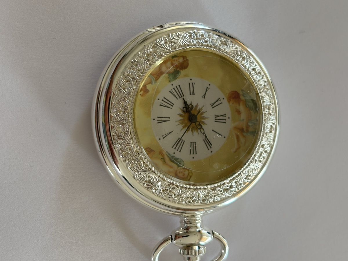 Orologi: Taschenuhr Engel-Motiv, silbern, läuft – Usato da Langnau am Albis venduto da flusspflege 2