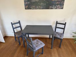 Tisch und vier Stühle